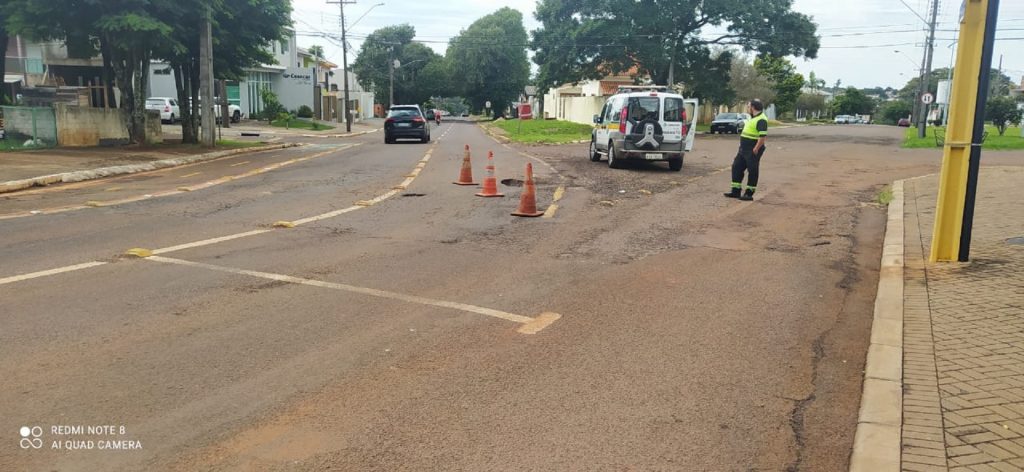Transitar sinaliza via após veículos caírem em buracos na Rua da Lapa Transitar sinaliza via após veículos caírem em buracos na Rua da Lapa