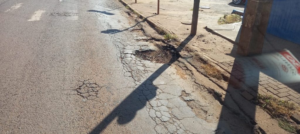 Internauta reclama da quantidade de buracos na Rua Rio da Paz, em Cascavel Internauta reclama da quantidade de buracos na Rua Rio da Paz, em Cascavel