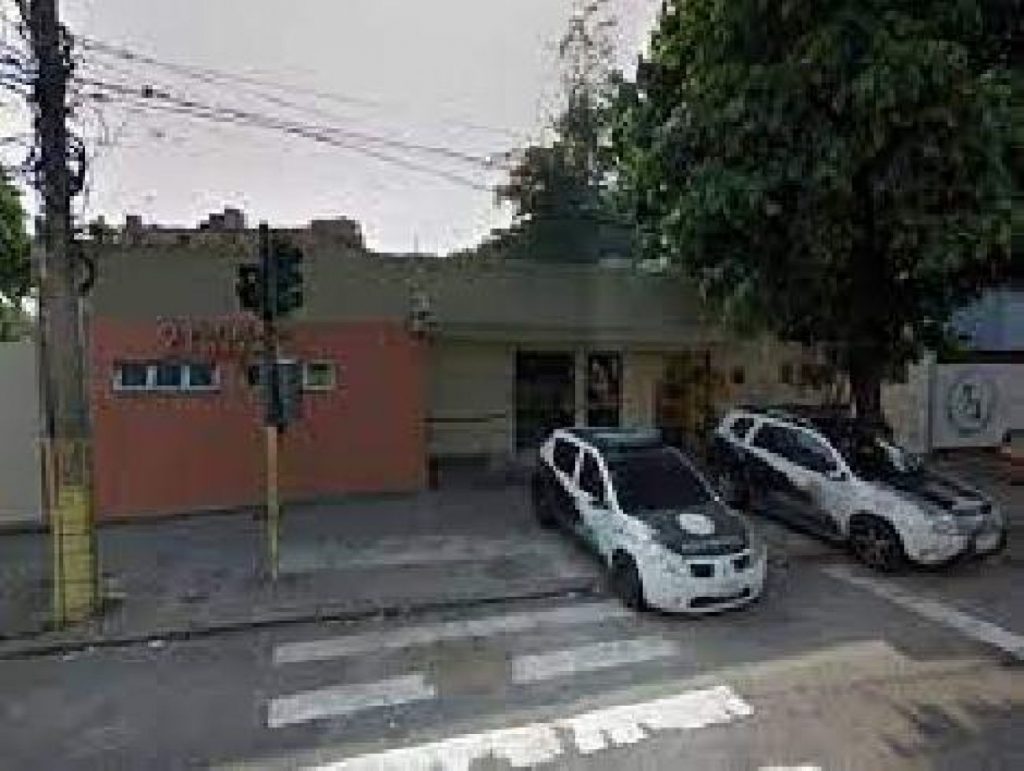 Homem vai buscar motocicleta na delegacia e acaba preso com material pornográfico envolvendo criança