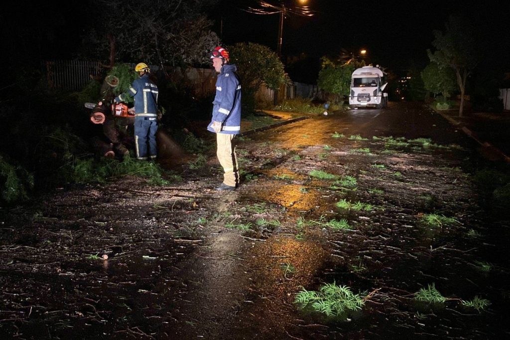 Toledo – Prefeitura de Toledo realiza limpeza de ruas após temporal