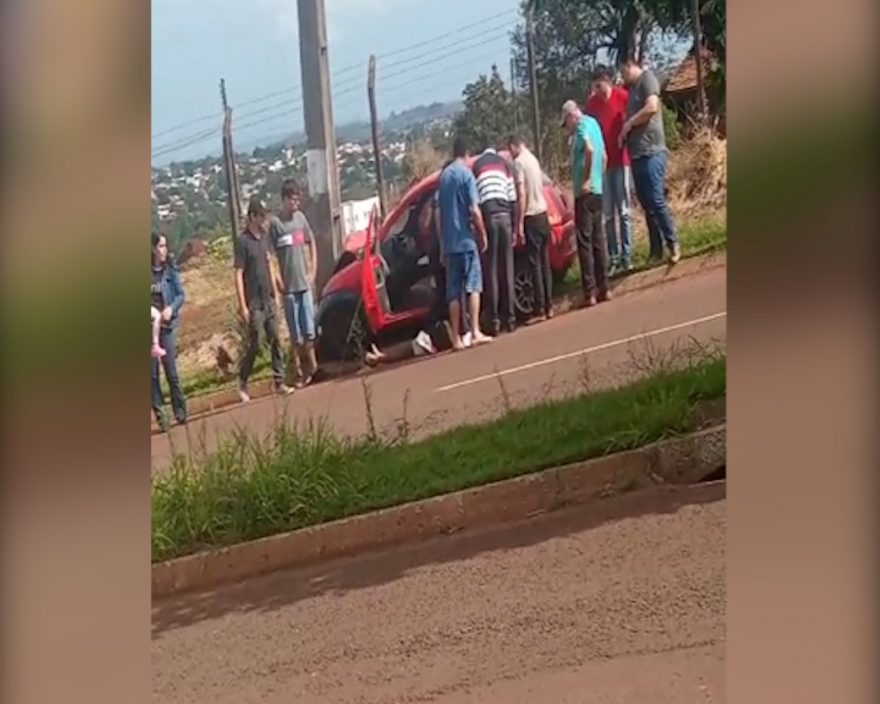 Acidente com morte no Pacaembu: Vídeo mostra ‘populares’ retirando vítima do carro e iniciando massagem cardíaca