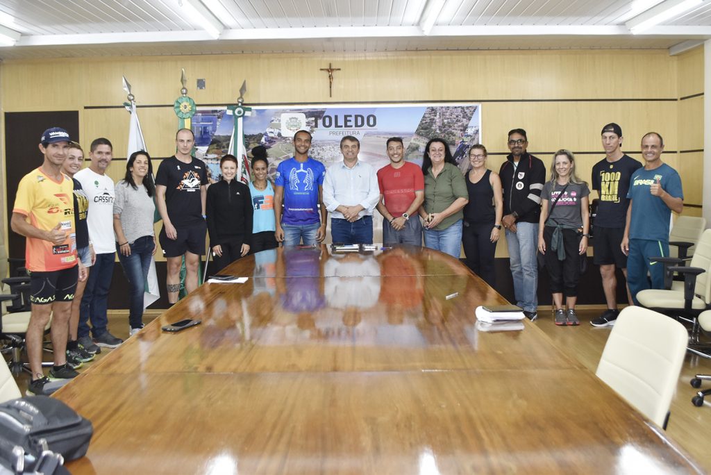 Toledo – Atletas da 24h Torao Takada visitam à Prefeitura de Toledo
