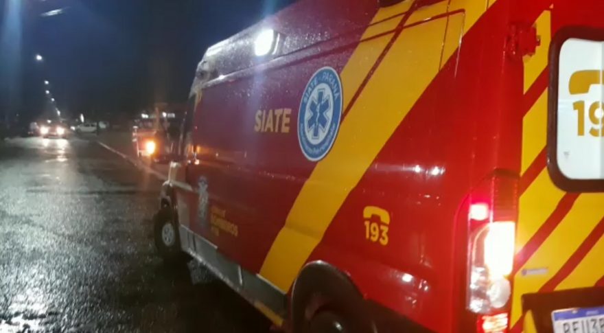 Motociclista e garupa ficam feridos após colisão na Rua Panamá; Ele sofreu fratura na perna