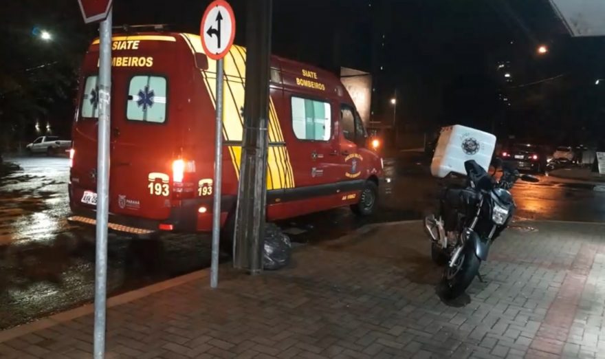 Entregador tem suspeita de fratura após colisão entre moto e Fiesta no Centro de Cascavel