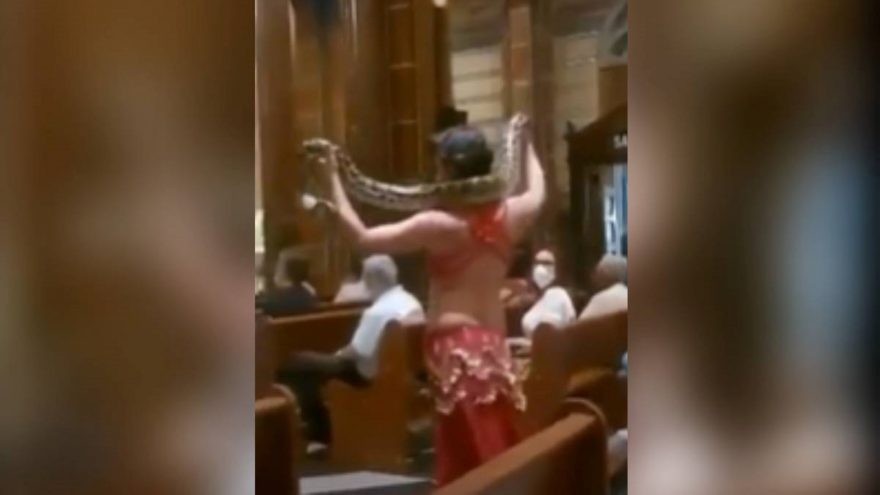 Encenação “sensual” da Paixão de Cristo revolta católicos: “Padre petista, estão profanando no altar da igreja”