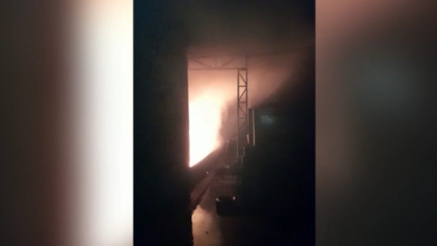 Barracão com resíduos hospitalares é tomado pelas chamas; veja imagens