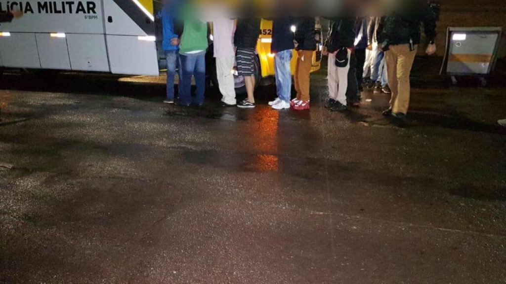 Passeio diferente? 29 adolescentes são encaminhados de ônibus para a delegacia