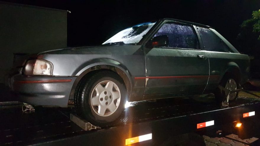 Ford Escort furtado nesta madrugada é recuperado pela PM; quatro indivíduos foram detidos