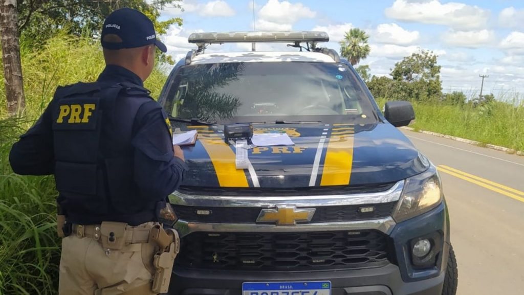 Em Jerumenha, PRF autua caminhoneiro por porte de droga na BR 135