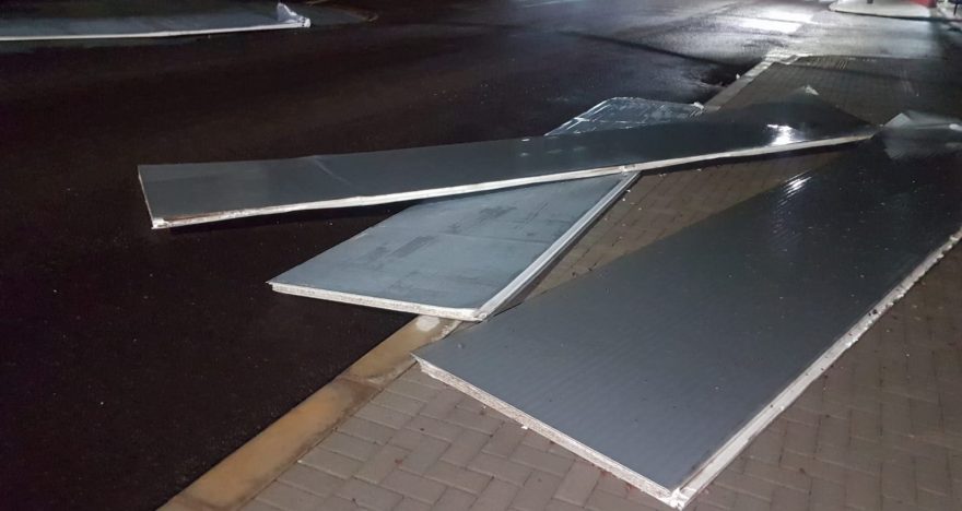 Fortes ventos derrubam parte da fachada de estabelecimento na Rua Cuiabá