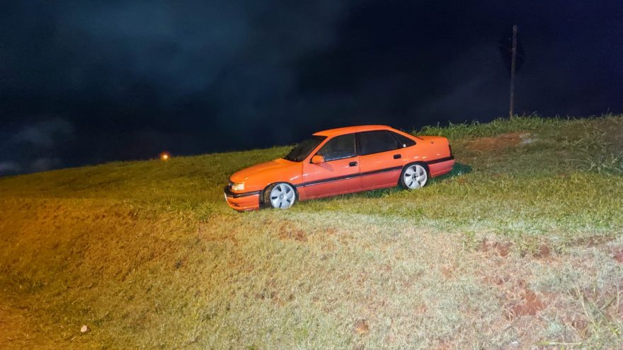 Depois de suposta saída de pista, veículo é abandonado no canteiro central da BR-277