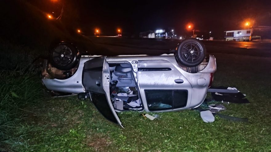 Acidente cinematográfico: Renault Clio capota ao cair de barranco na marginal da BR-277