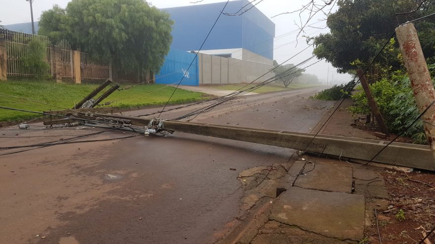 Moradores alertam para risco de acidentes por conta de poste caído em via pública