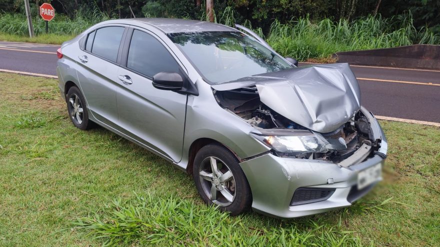 Honda City fica com a frente destruída após colisão com Clio na BR-277