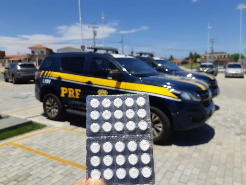 Durante as ações da Operação Tiradentes, a PRF apreendeu 24 comprimidos de “rebite” com caminhoneiro, em Teixeira de Freitas (BA)