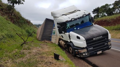 Susto: Depois de perder o controle da direção, motorista tomba carreta carregada de adubo na BR-277