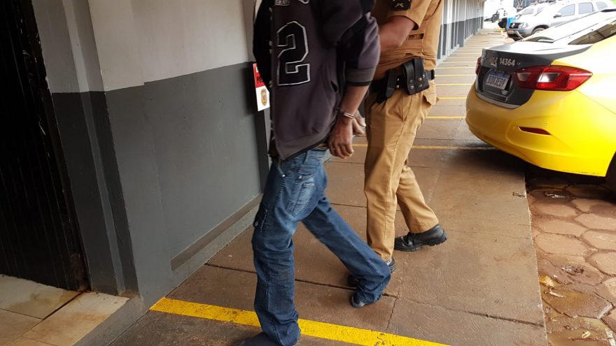 Na frente dos filhos, homem ameaça a esposa, diz que destruiria a casa e acaba detido