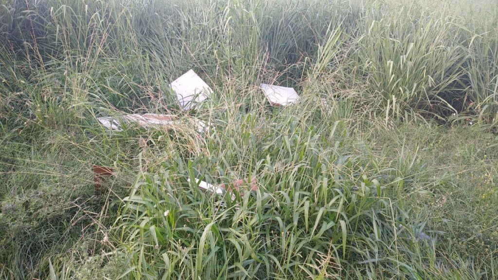 Morador flagra carro deixando entulhos em terreno baldio