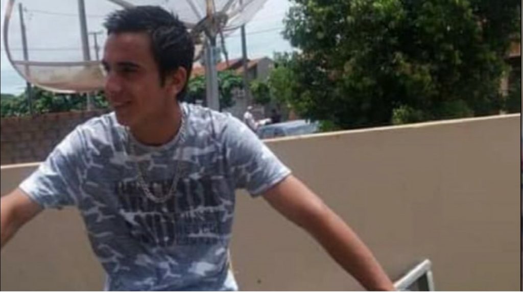 Familiares de Maicon Mrocyoskoski Genuíno registram o desaparecimento do jovem