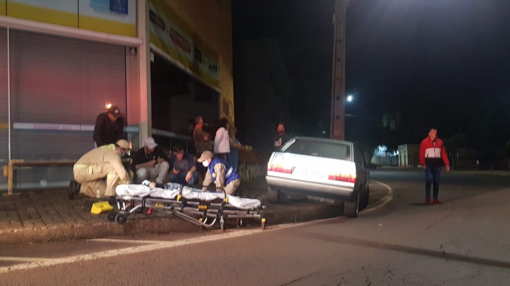Gol bate contra poste na Rua Rio Grande do Sul Gol bate contra poste na Rua Rio Grande do Sul
