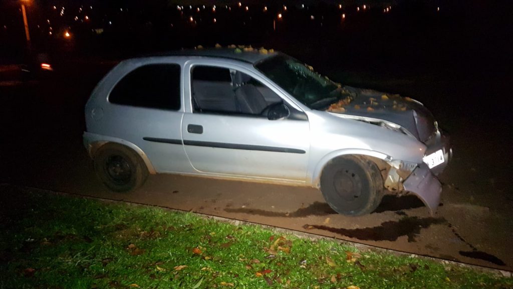 Carro bate contra árvore no Bairro Morumbi, em Cascavel Carro bate contra árvore no Bairro Morumbi, em Cascavel