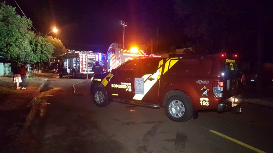 Duas casas são destruídas por incêndio no Bairro Santa Felicidade, em Cascavel