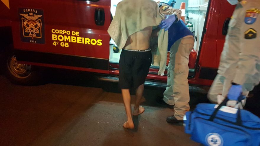 Homem que teve residência incendiada no Periolo é socorrido pelo Siate