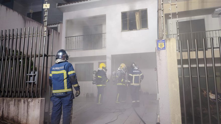 Cachorrinho morre em incêndio em residência no Bairro Neva
