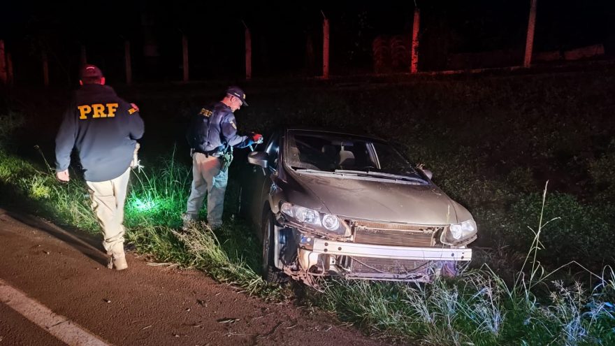 Após supostamente desviar de árvore caída na BR-467, condutor perde controle e abandona veículo batido