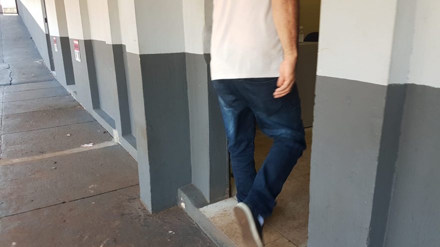 Durante discussão, homem teria mordido mão da companheira e acaba detido pela PM