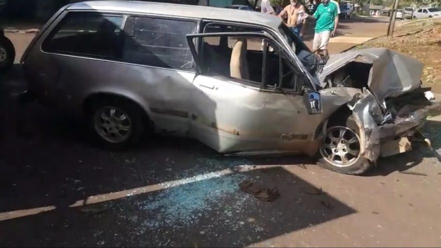 Marajó e caminhonete S10 se envolvem em forte colisão no Bairro Santa Cruz