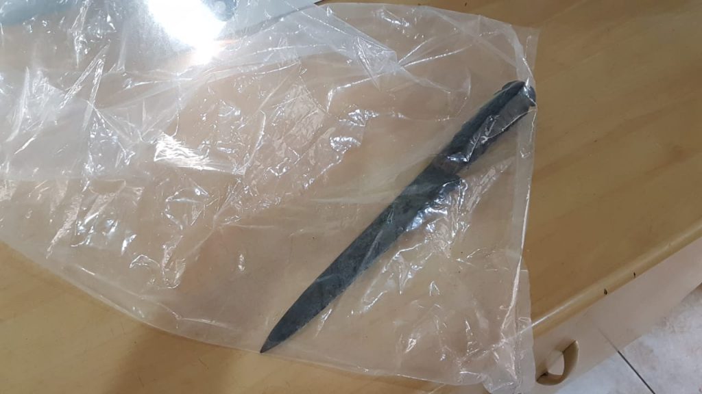 Suspeitos de esfaquear homem que ficou gravemente ferido e faca utilizada são encaminhados para a delegacia
