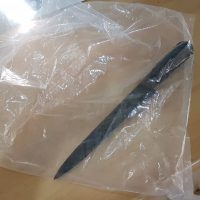 Imagem referente a Suspeitos de esfaquear homem que ficou gravemente ferido e faca utilizada são encaminhados para a delegacia