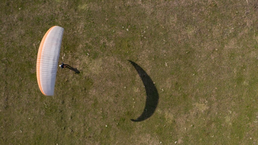 Mulher morre durante salto de paraquedas