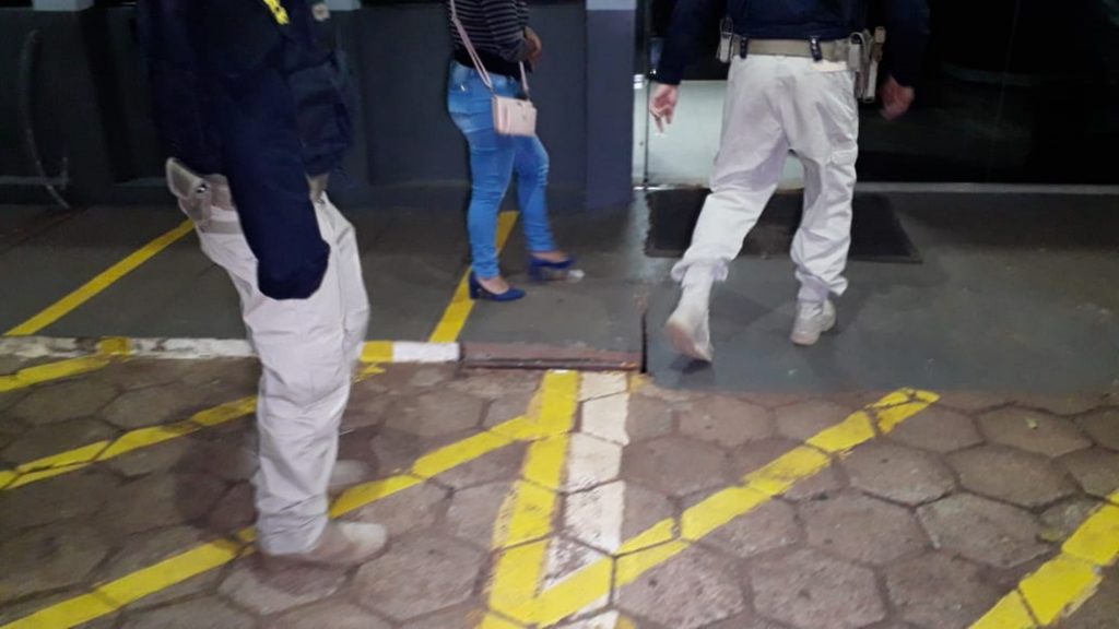 Durante abordagem da PRF, homem chama sua namorada que estaria embriagada para conduzir veículo