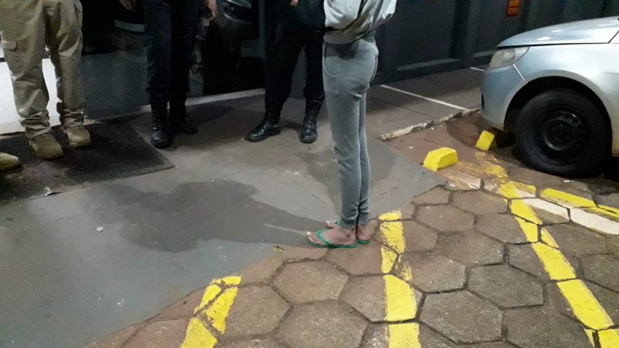 Mulher presta queixas sobre marido e após homem ser preso, a mulher e sogra entram em vias de fato