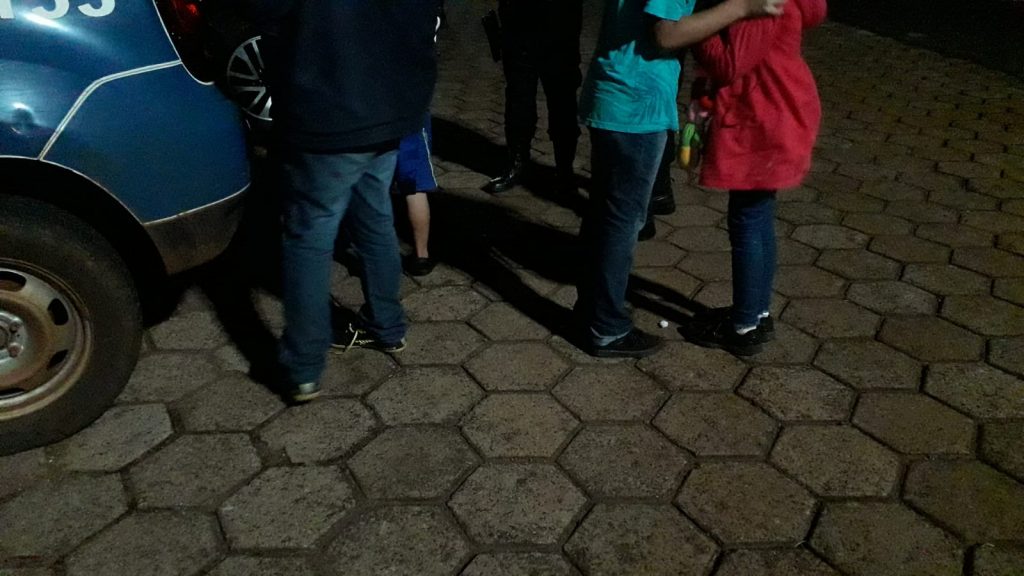 Após ser expulsa de casa, mulher e quatro crianças recebem apoio da Guarda Municipal