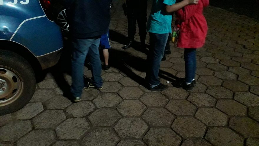 Após ser expulsa de casa, mulher e quatro crianças recebem apoio da Guarda Municipal