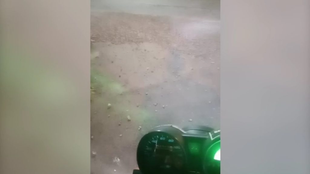 “Motoboy” cobra limpeza na Rua Manoel Ribas antes que algum motociclista sofra queda