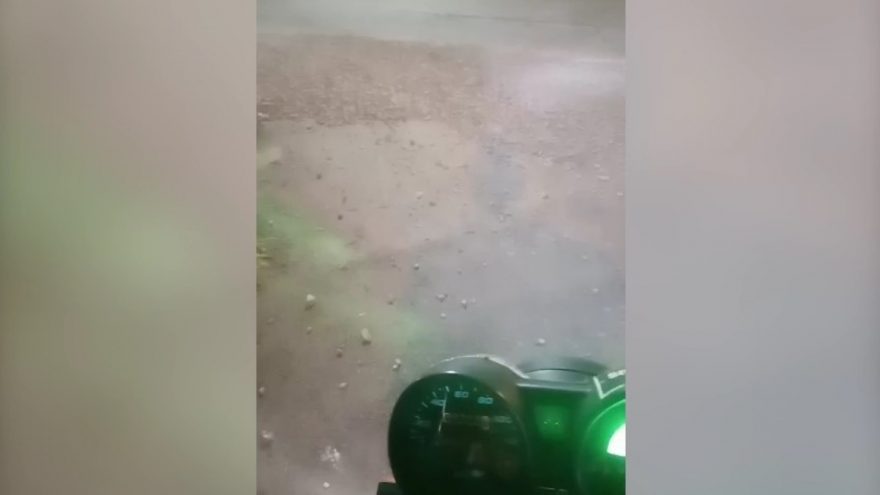 “Motoboy” cobra limpeza na Rua Manoel Ribas antes que algum motociclista sofra queda