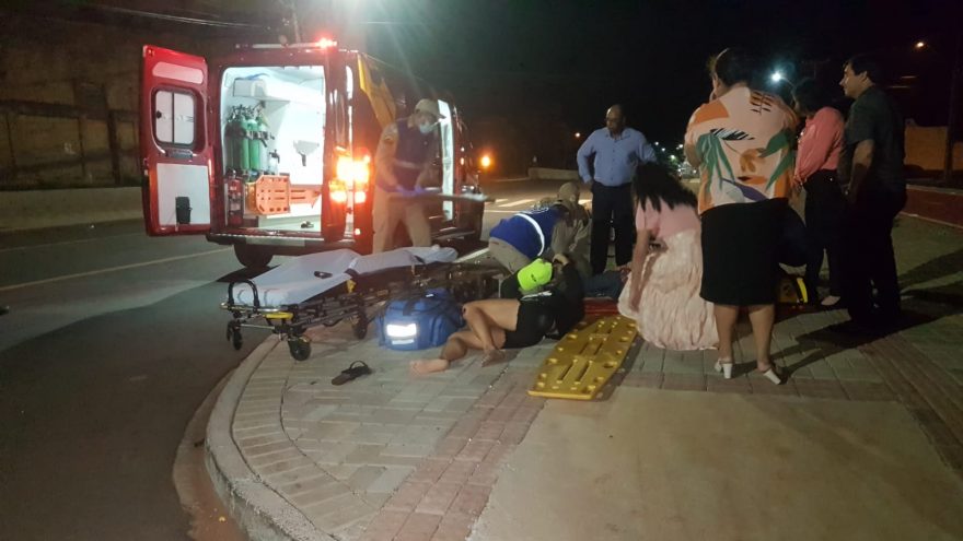 Casal tem lesões graves após colisão entre carro e moto na Avenida Piquiri