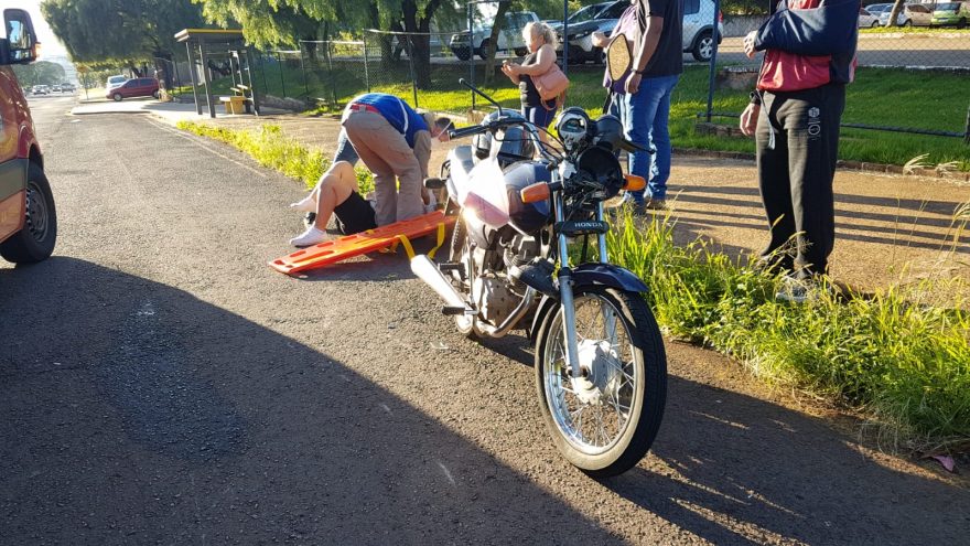 Motocicletas colidem e duas pessoas ficam feridas em frente à Unioeste