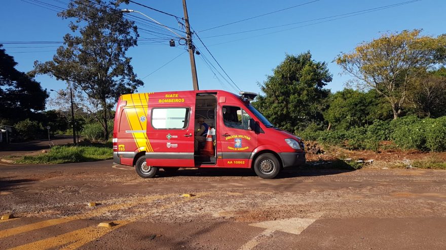 Ciclista fica ferido após colisão com carro na Rua Hercílio Luz, em Cascavel