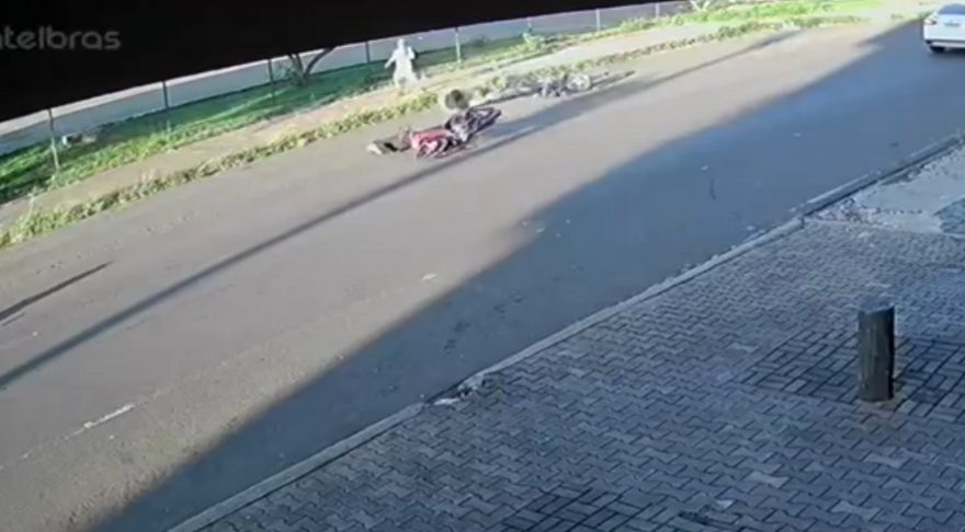 Vídeo mostra colisão traseira entre motociclistas no Bairro Universitário