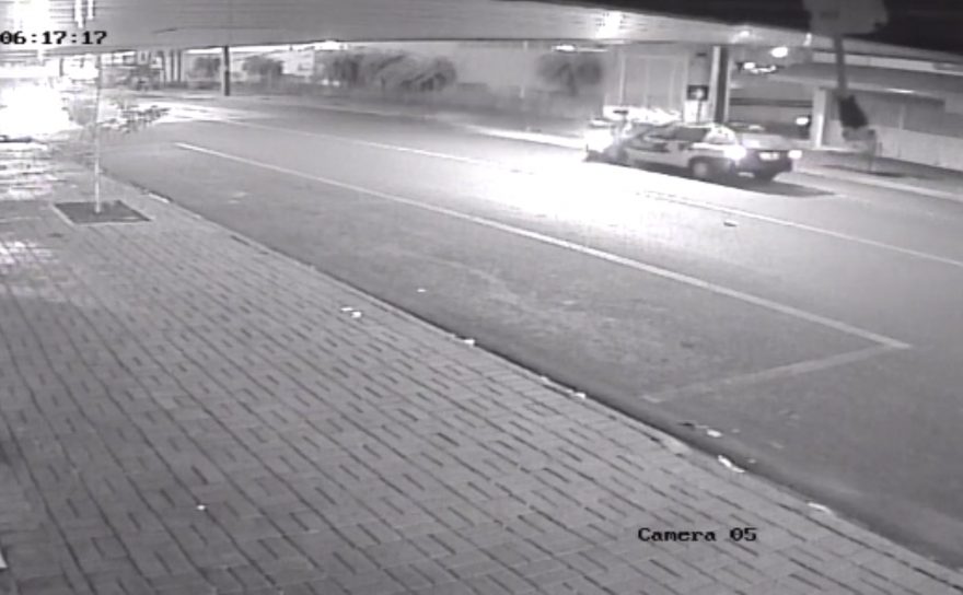 Câmera mostra colisão traseira entre carro e moto na Avenida Papagaios