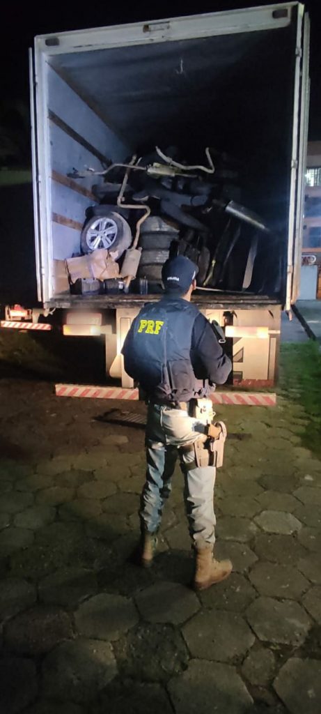 Em São Paulo, PRF apreende carga com diversas peças de veículos com elementos identificadores suprimidos