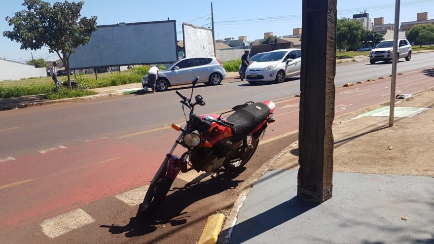 Três veículos se envolvem em batida de trânsito na Av. Tito Muffato; uma pessoa fica ferida