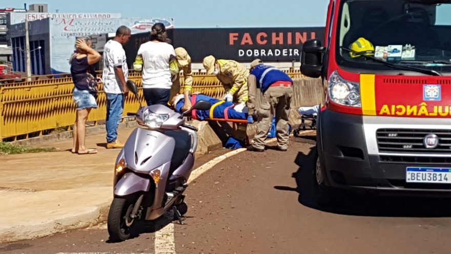 Homem sofre fratura exposta ao cair de moto em Cascavel