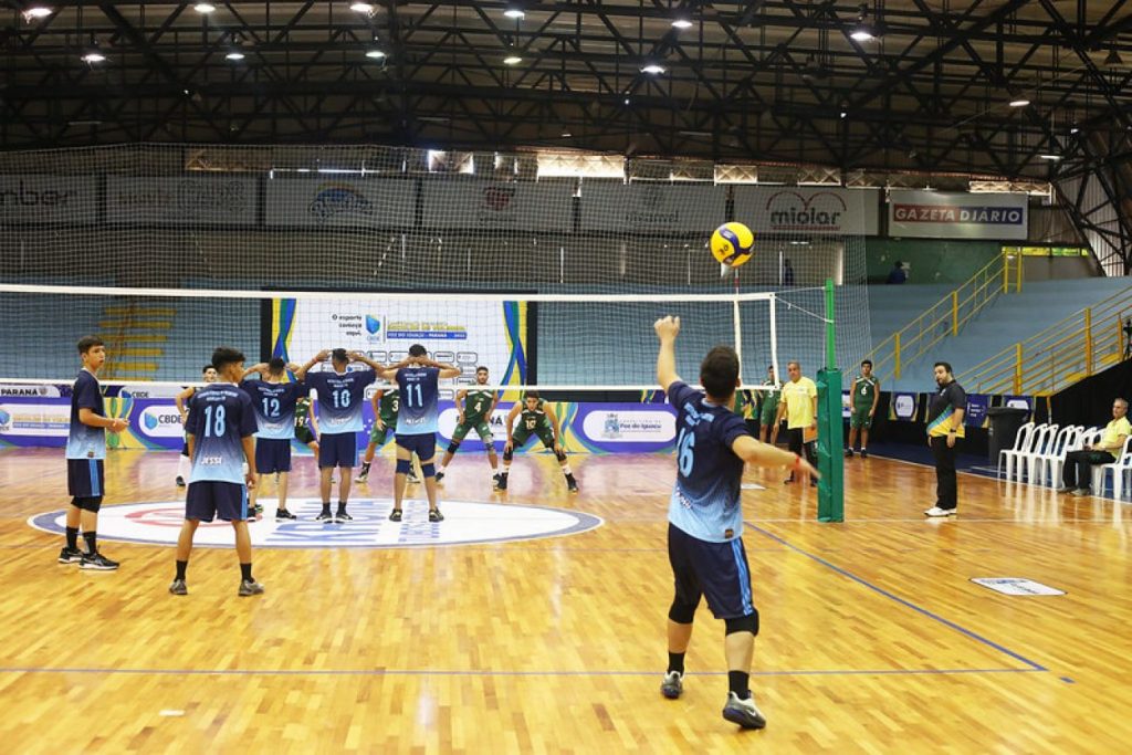 Juventude em quadra: Brasileiro Escolar de Voleibol reúne em Foz mais de 900 atletas de todo o Brasil