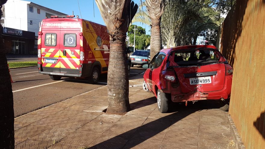 Carro é jogado contra a calçada após colisão com ônibus na Avenida Brasil